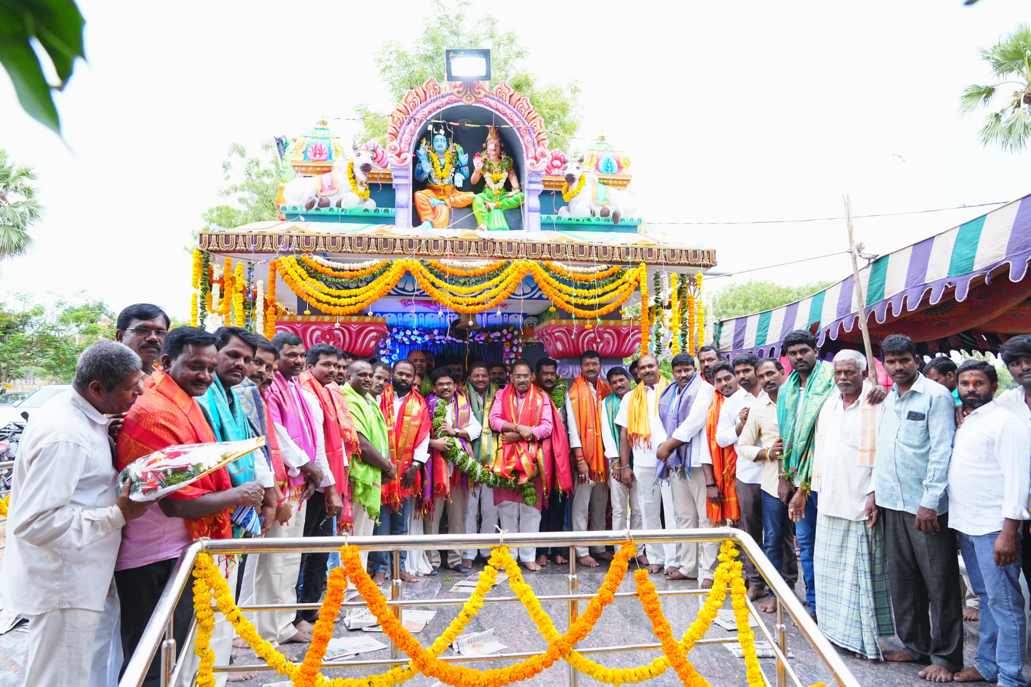 కంఠమహేశ్వర స్వామికి బిఆర్ఎస్ నేతల ప్రత్యేక పూజలు